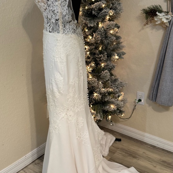 Blue By Enzoani Mermaid Style Ivory Wedding Dress - NEW Size 4 - Retails $4800 - Picture 14 of 16